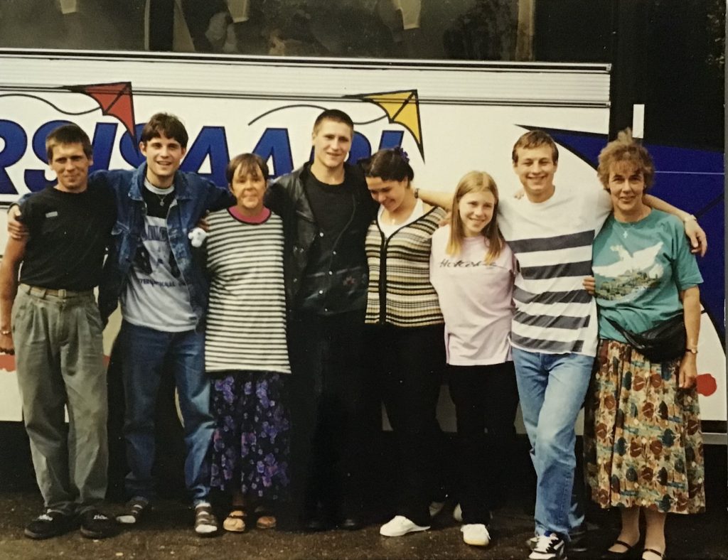 Kuva 1 YWAM-missionuoret bussimatkalla Aunuksessa