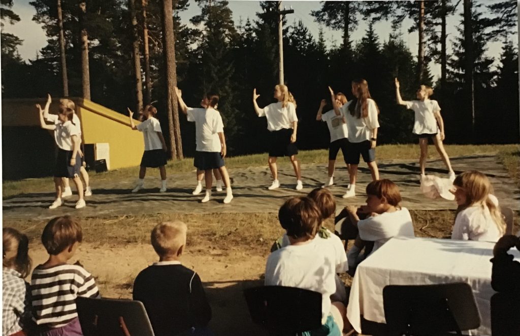 Kuva 2 Gospel-tanssiesitys Aunuksessa